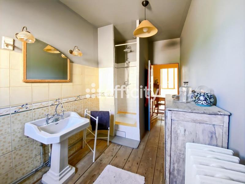 Maison - 250 m² - 9 pièces