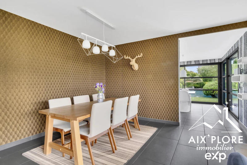 Maison - 270 m² - 10 pièces