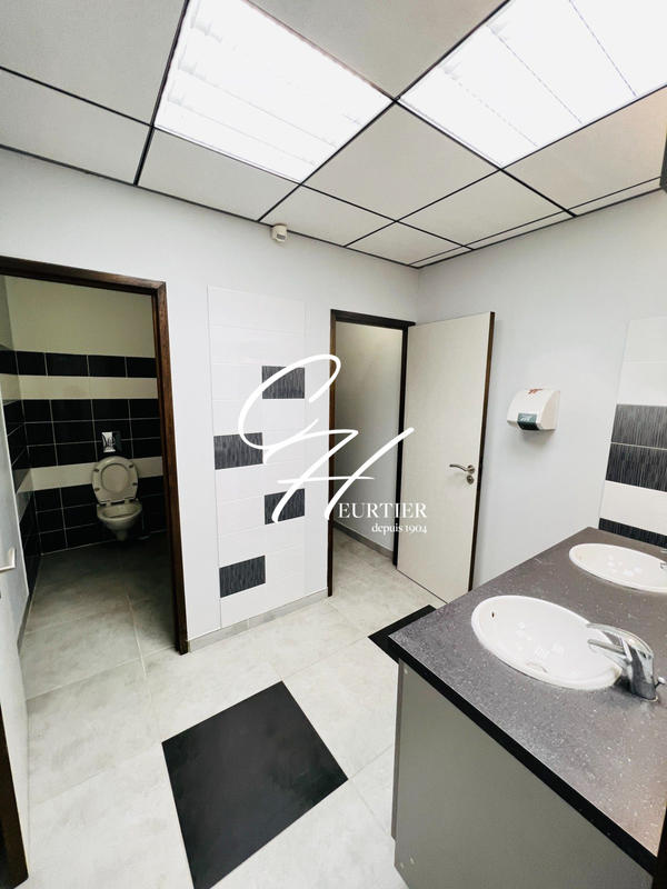 Local commercial - 99 m² - 5 pièces