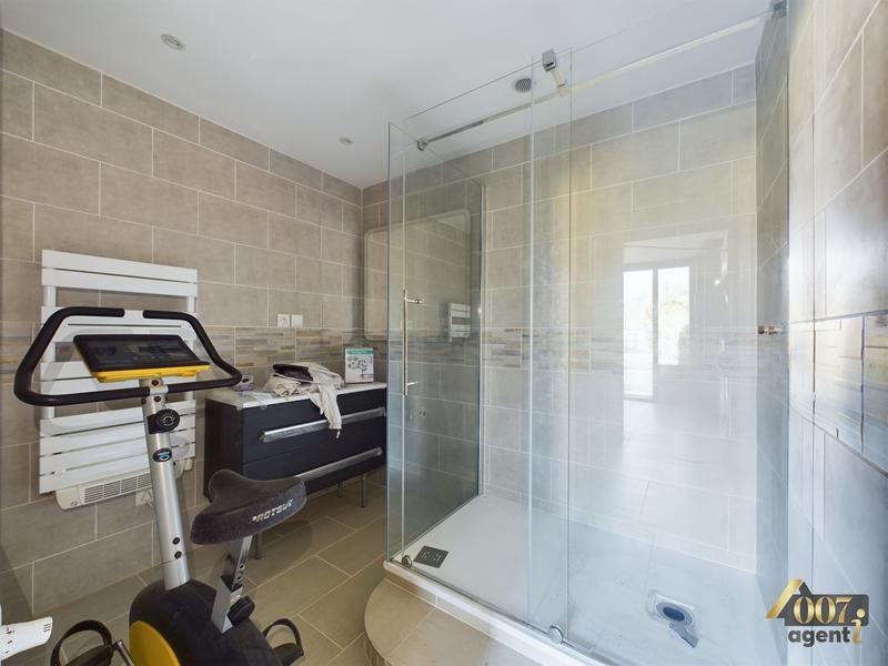 Maison - 243 m² - 9 pièces