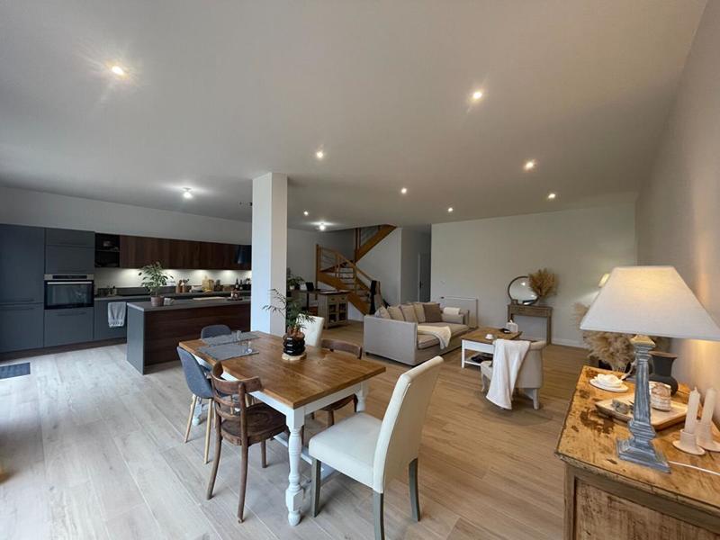 Maison - 222 m² - 8 pièces