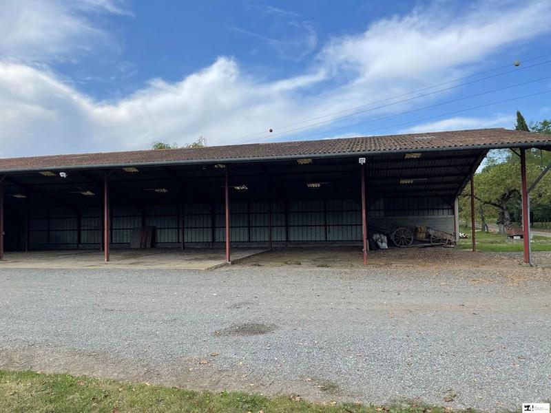 Parking / Garage - 863 m²