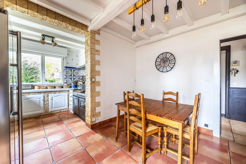 Maison - 279 m² - 9 pièces