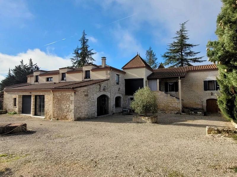 Propriété - 237 m² - 8 pièces