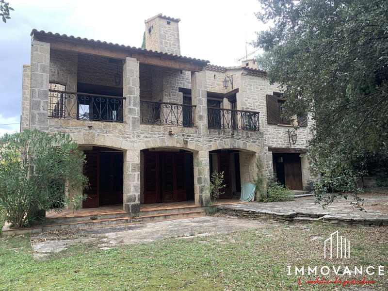 Maison - 230 m² - 7 pièces