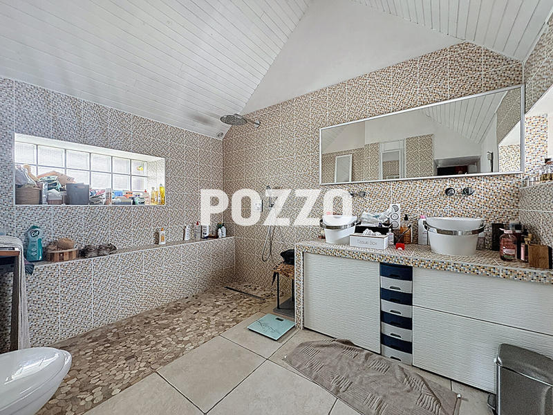 Maison - 220 m² - 8 pièces