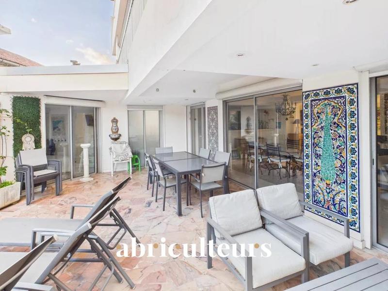 Appartement - 143 m² - 6 pièces