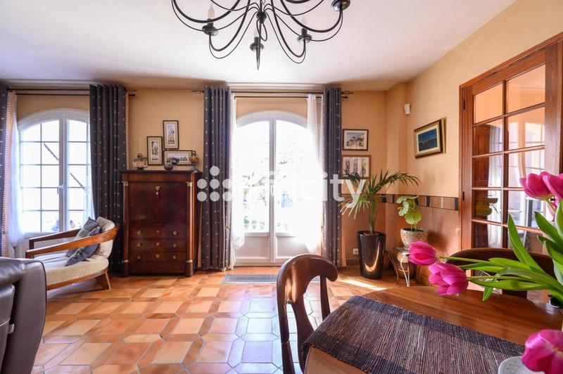 Maison - 330 m² - 7 pièces