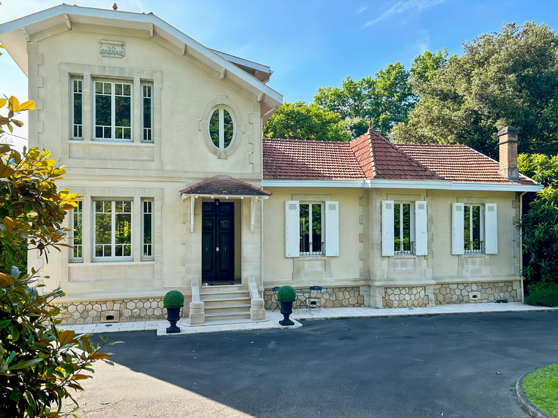 Maison - 215 m² - 8 pièces