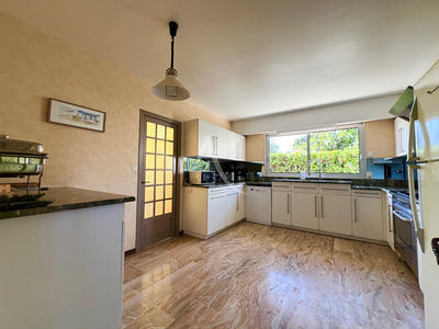 Maison - 204 m² - 9 pièces