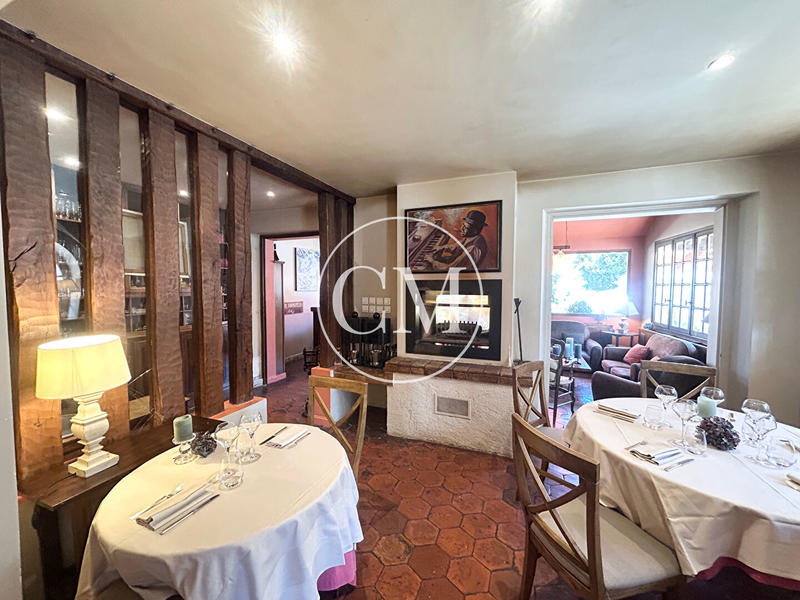 Local commercial - 250 m² - 8 pièces