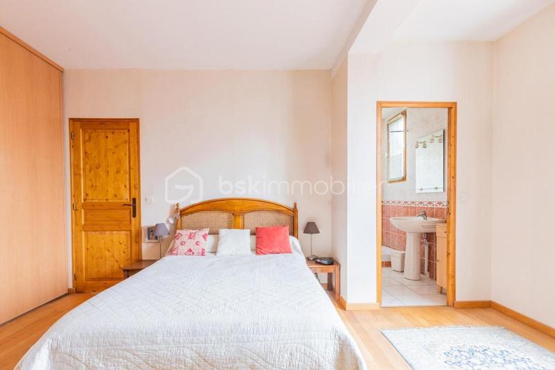 Demeure - 257 m² - 11 pièces