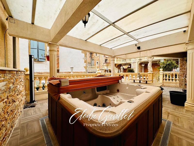 Maison - 313 m² - 12 pièces