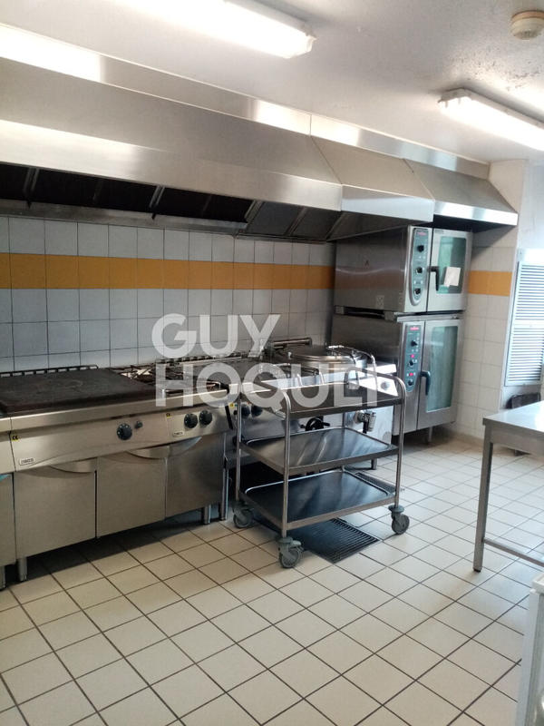 Maison - 400 m² - 40 pièces