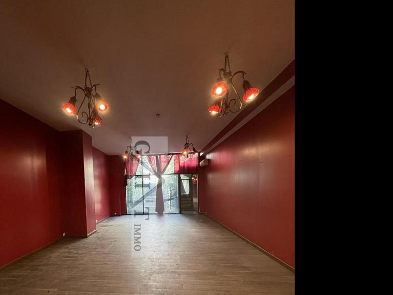 Local commercial - 2 076 m²