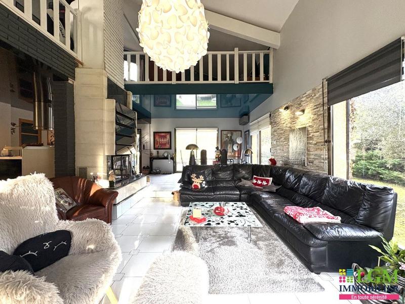 Maison - 2 450 m² - 2 pièces