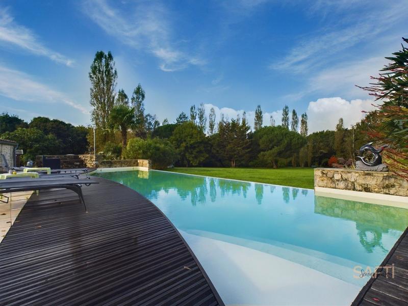 Maison - 415 m² - 12 pièces