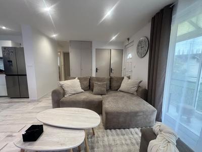 Maison - 99 m² - 5 pièces