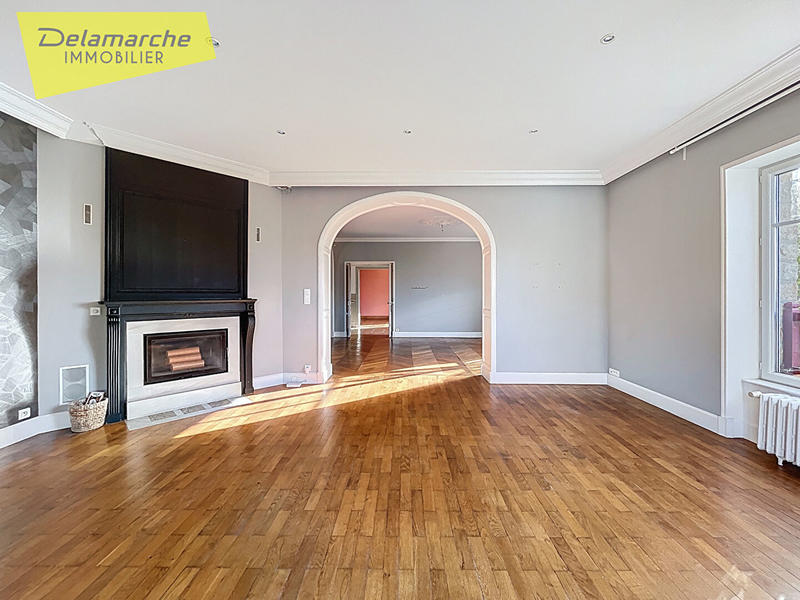 Maison - 216 m² - 9 pièces