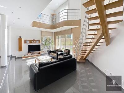 Maison - 200 m² - 9 pièces