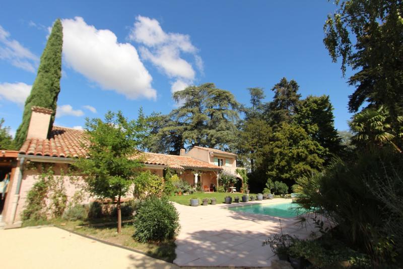 Maison - 230 m² - 10 pièces