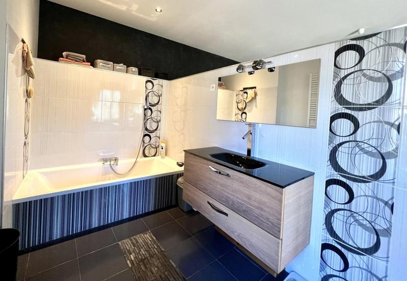 Maison - 280 m² - 10 pièces