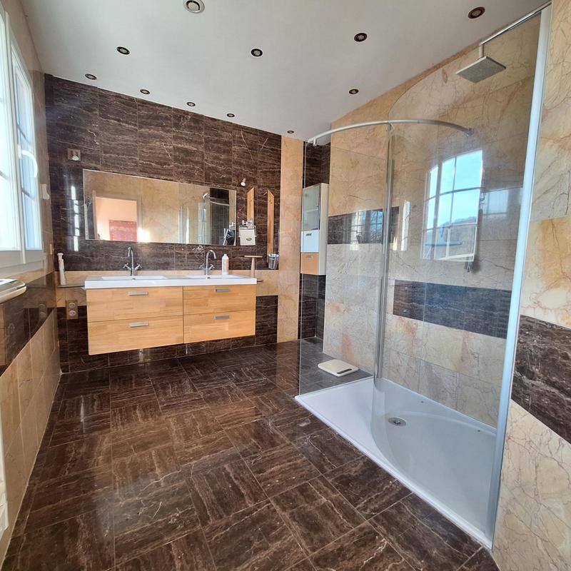 Maison - 233 m² - 8 pièces