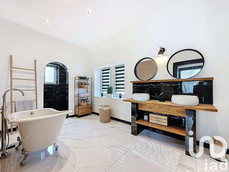 Maison - 239 m² - 6 pièces