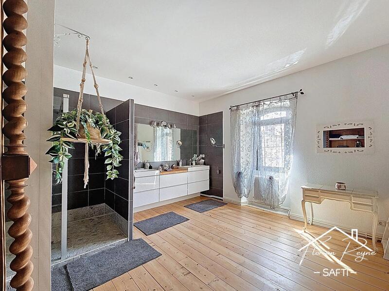 Maison - 202 m² - 6 pièces