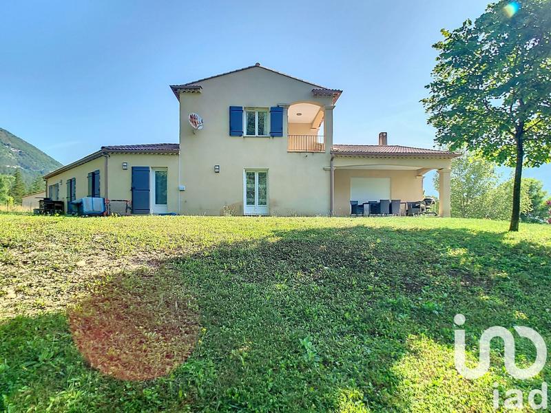 Maison - 220 m² - 8 pièces