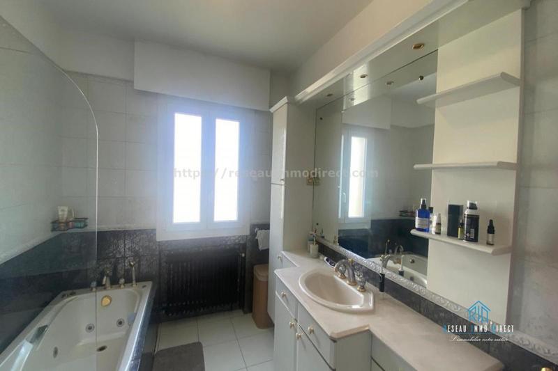 Maison traditionnelle - 254 m² - 11 pièces