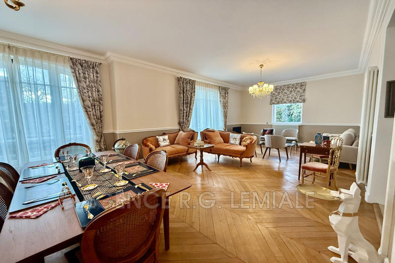 Maison - 210 m² - 8 pièces