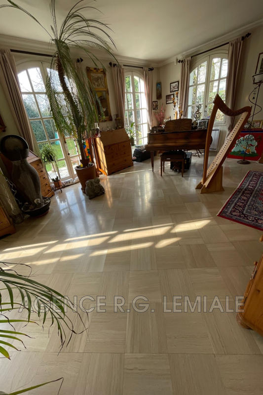 Maison - 275 m² - 15 pièces