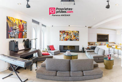 Maison - 241 m² - 8 pièces