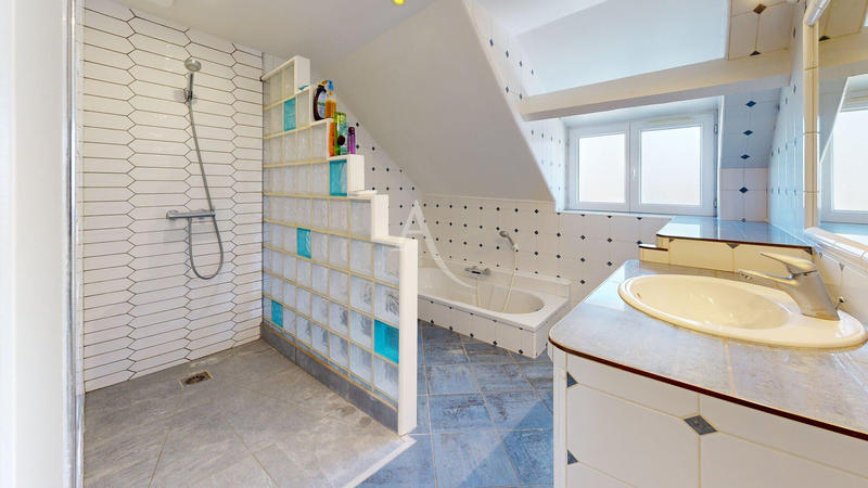 Maison - 204 m² - 9 pièces