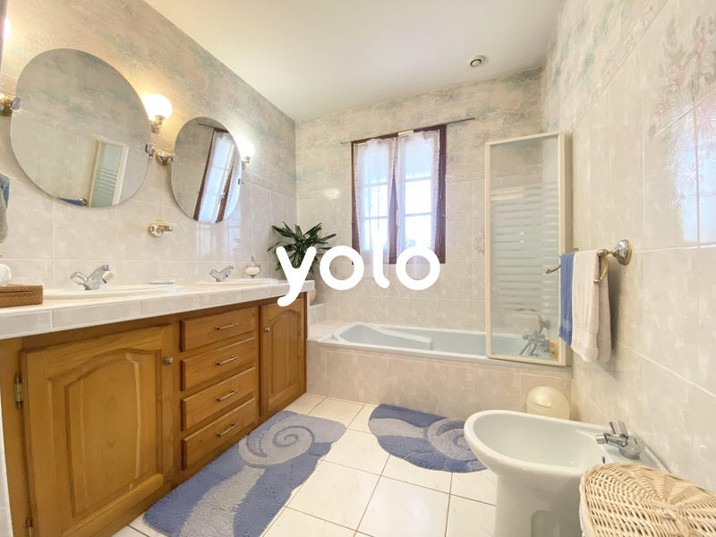 Maison traditionnelle - 200 m² - 8 pièces