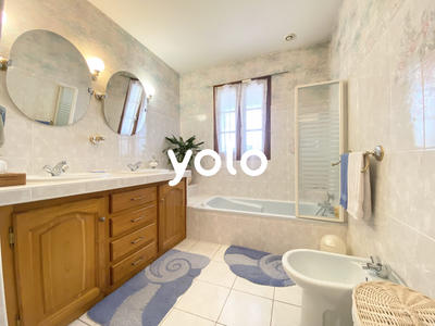 Maison traditionnelle - 200 m² - 8 pièces