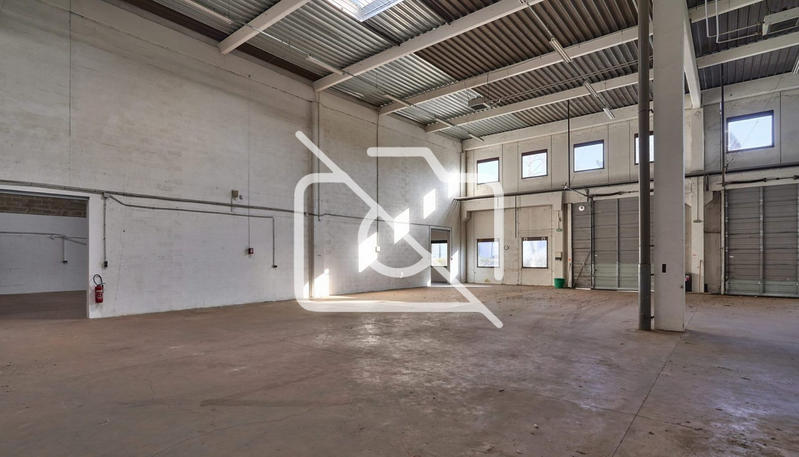 Entrepôt - 648 m²