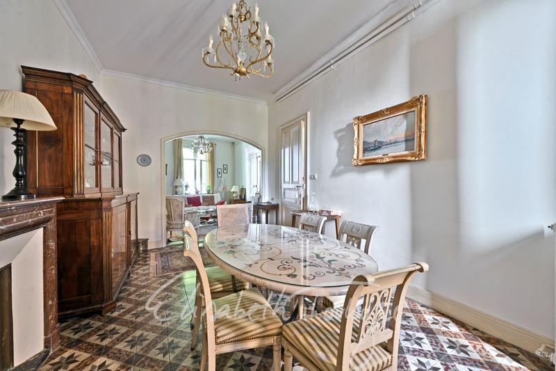 Maison - 330 m² - 12 pièces