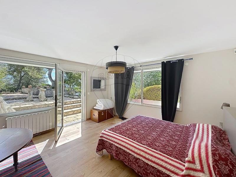 Propriété - 333 m² - 9 pièces