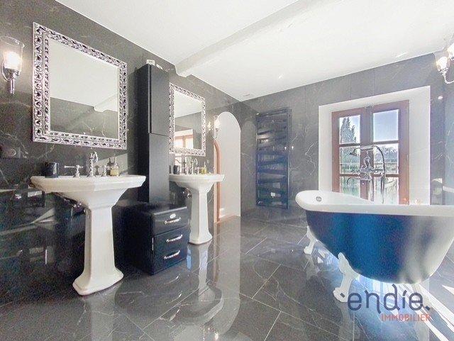 Maison - 258 m² - 7 pièces