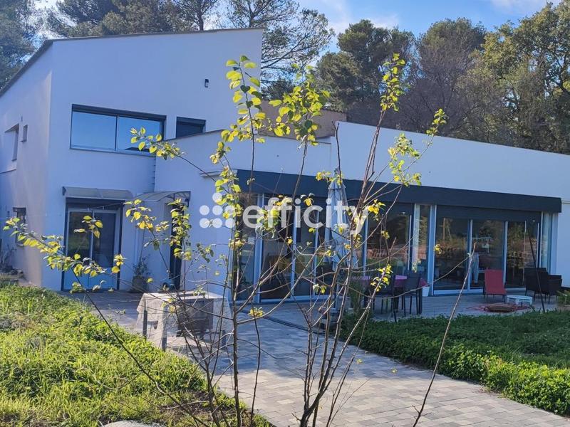 Maison - 203 m² - 6 pièces