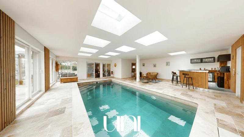 Maison - 210 m² - 6 pièces