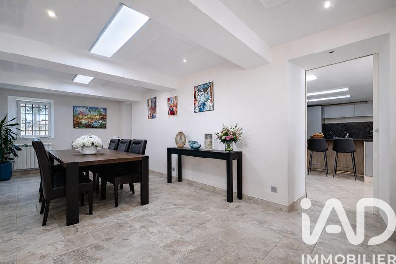 Maison - 660 m² - 16 pièces