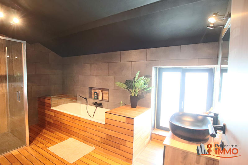 Maison - 220 m² - 9 pièces