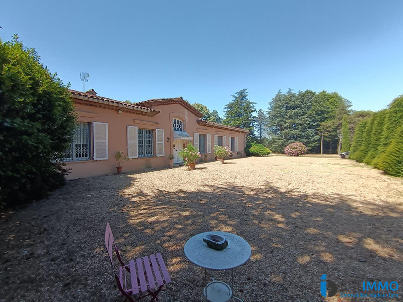 Villa - 300 m² - 10 pièces