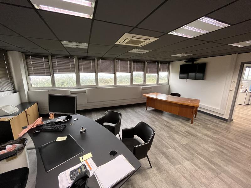 Entrepôt - 3 600 m² - 10 pièces