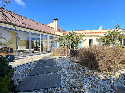 Maison - 270 m² - 9 pièces