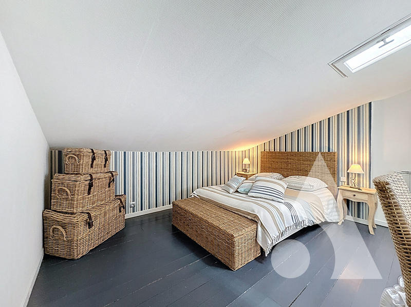 Maison - 250 m² - 7 pièces