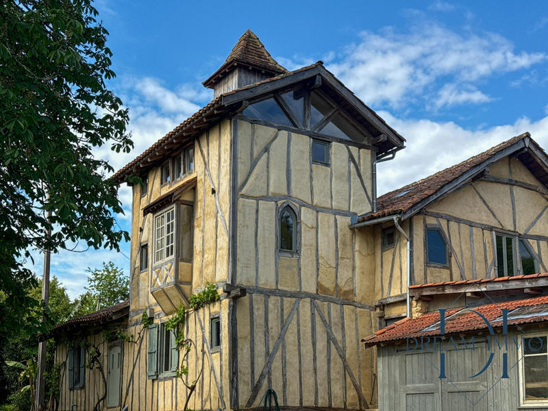 Maison - 704 m² - 22 pièces